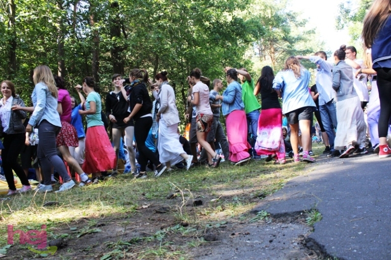 Pielgrzymkowe śpiewy i tańce na Hektarowej