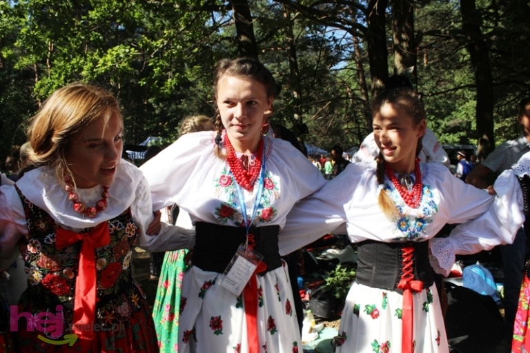 Pielgrzymkowe śpiewy i tańce na Hektarowej