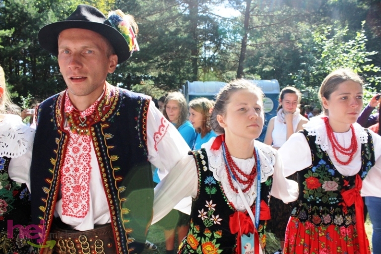 Pielgrzymkowe śpiewy i tańce na Hektarowej