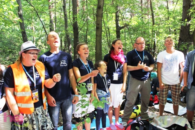 Pielgrzymkowe śpiewy i tańce na Hektarowej