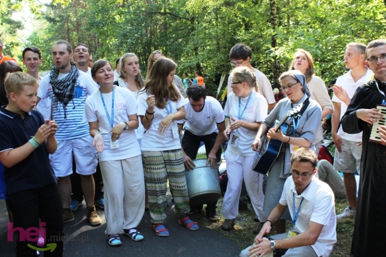 Pielgrzymkowe śpiewy i tańce na Hektarowej