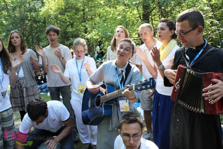 Pielgrzymkowe śpiewy i tańce na Hektarowej