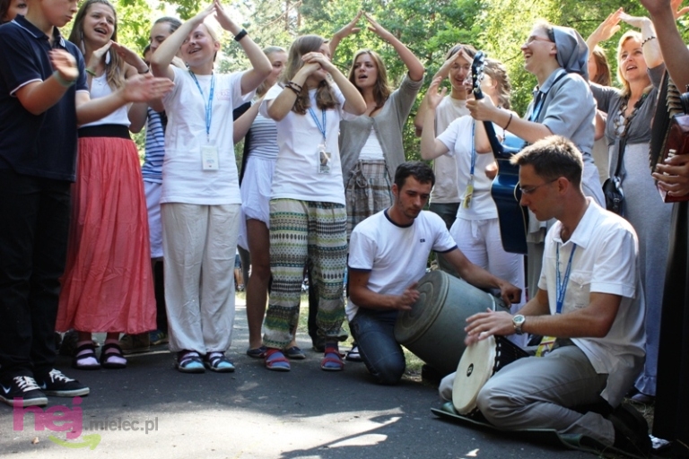 Pielgrzymkowe śpiewy i tańce na Hektarowej