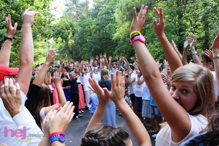 Pielgrzymkowe śpiewy i tańce na Hektarowej