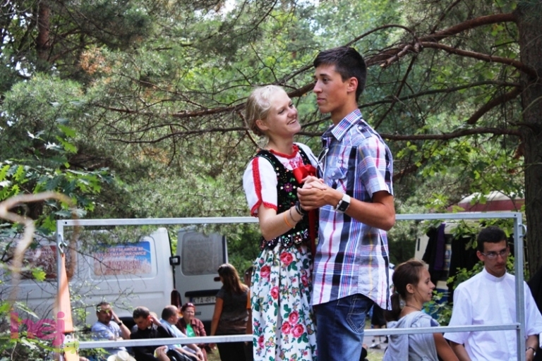 Pielgrzymkowe śpiewy i tańce na Hektarowej