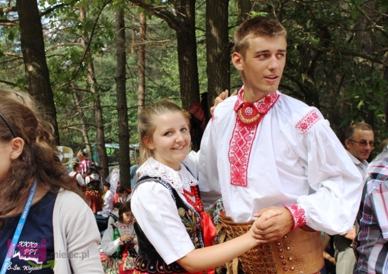 Pielgrzymkowe śpiewy i tańce na Hektarowej