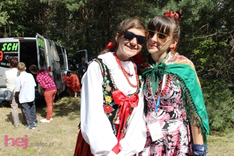 Pielgrzymkowe śpiewy i tańce na Hektarowej