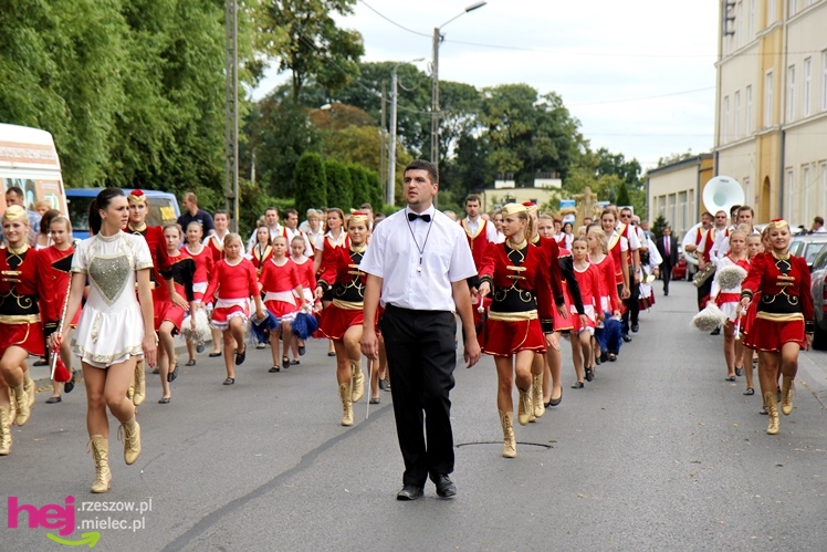 XIII Dożynki Województwa Podkarpackiego: korowód i uroczystosci na Gryfie - cz. II