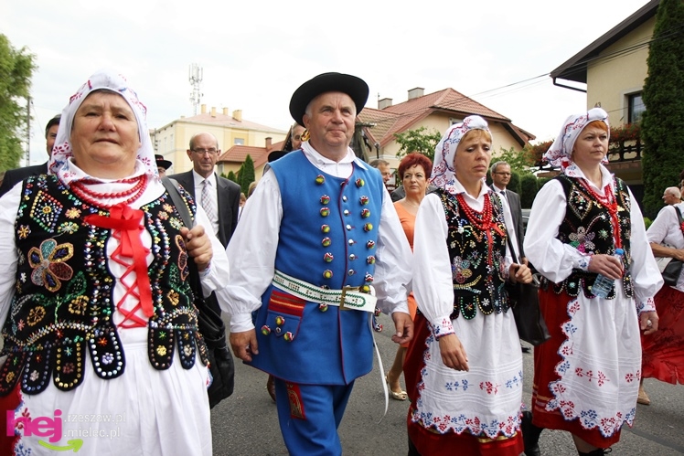 XIII Dożynki Województwa Podkarpackiego: korowód i uroczystosci na Gryfie - cz. II