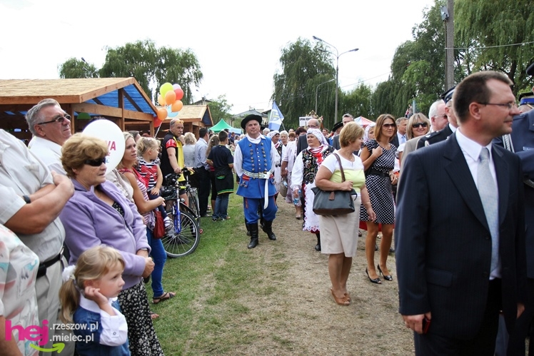 XIII Dożynki Województwa Podkarpackiego: korowód i uroczystosci na Gryfie - cz. II