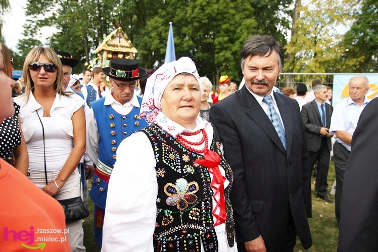 XIII Dożynki Województwa Podkarpackiego: korowód i uroczystosci na Gryfie - cz. II