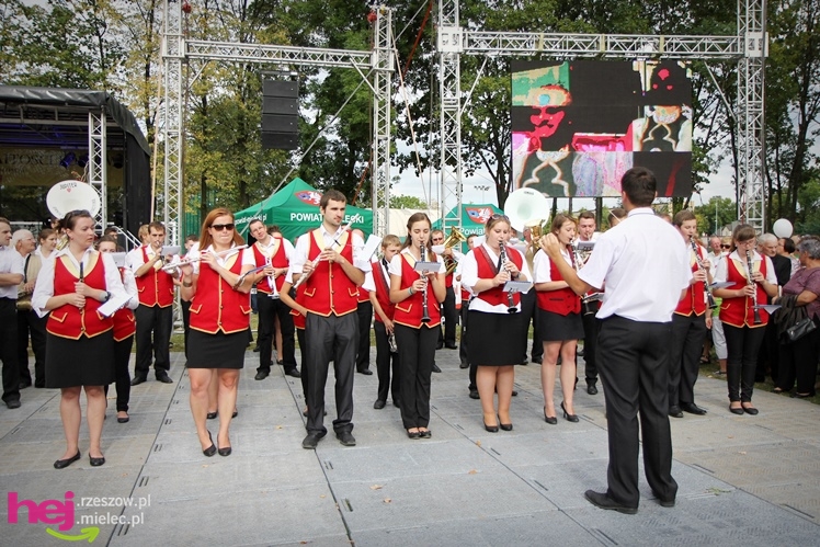 XIII Dożynki Województwa Podkarpackiego: korowód i uroczystosci na Gryfie - cz. II