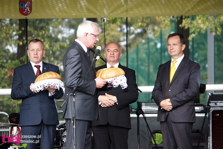 XIII Dożynki Województwa Podkarpackiego: korowód i uroczystosci na Gryfie - cz. II