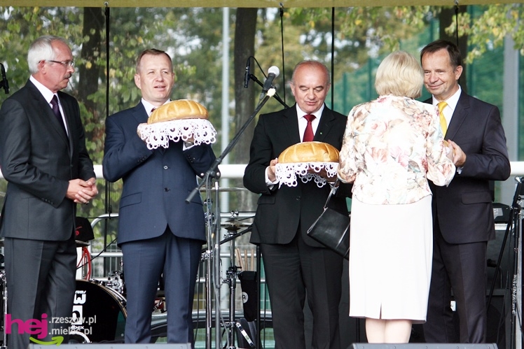 XIII Dożynki Województwa Podkarpackiego: korowód i uroczystosci na Gryfie - cz. II