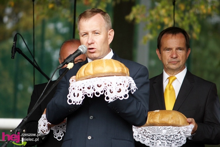 XIII Dożynki Województwa Podkarpackiego: korowód i uroczystosci na Gryfie - cz. II