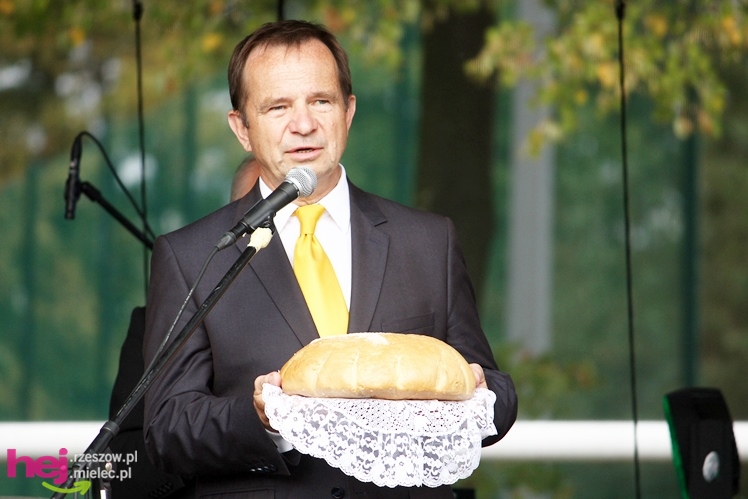 XIII Dożynki Województwa Podkarpackiego: korowód i uroczystosci na Gryfie - cz. II