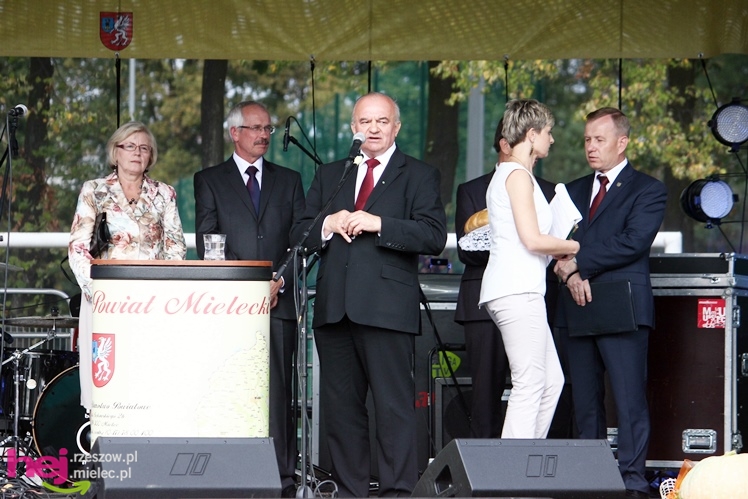 XIII Dożynki Województwa Podkarpackiego: korowód i uroczystosci na Gryfie - cz. II