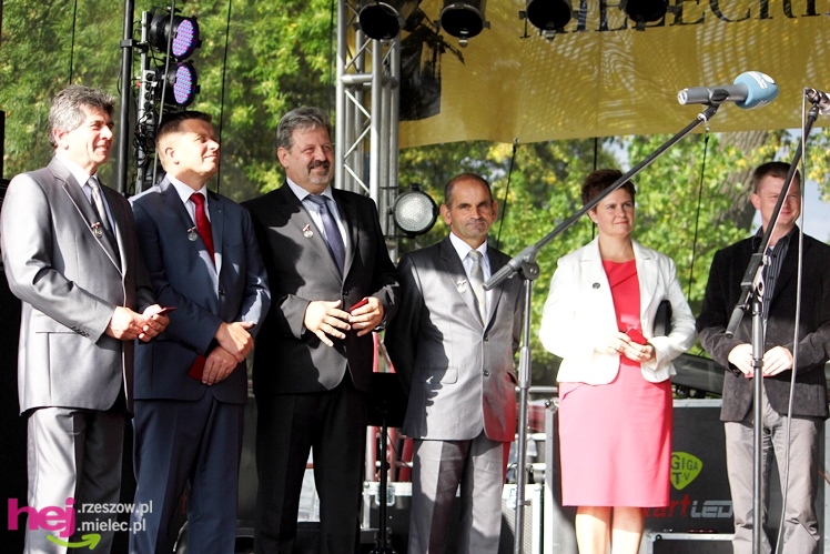 XIII Dożynki Województwa Podkarpackiego: korowód i uroczystosci na Gryfie - cz. II