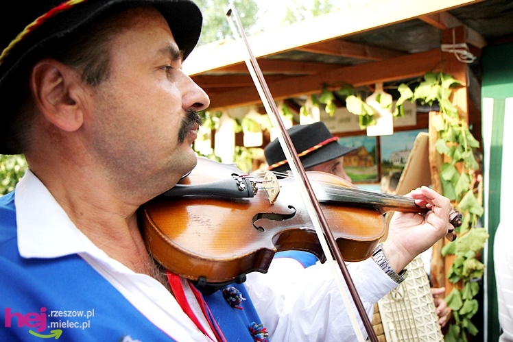 XIII Dożynki Województwa Podkarpackiego: korowód i uroczystosci na Gryfie - cz. II