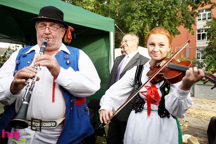 XIII Dożynki Województwa Podkarpackiego: korowód i uroczystosci na Gryfie - cz. II