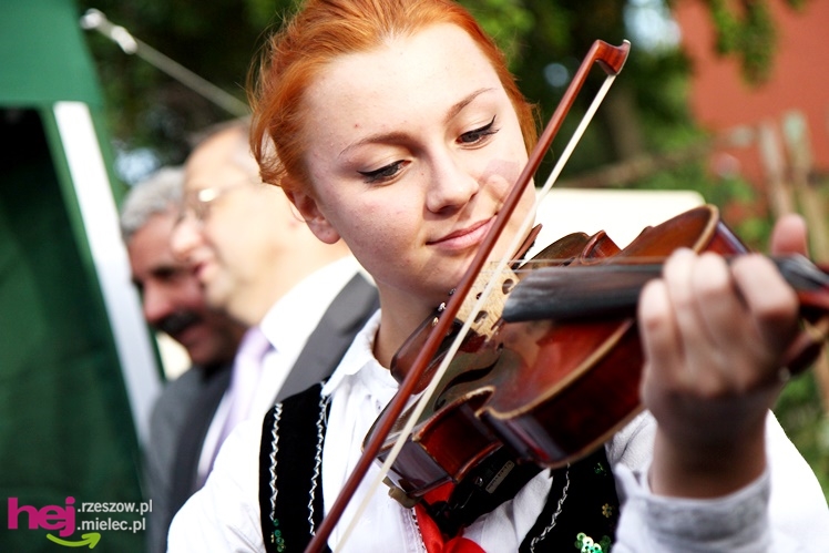 XIII Dożynki Województwa Podkarpackiego: korowód i uroczystosci na Gryfie - cz. II