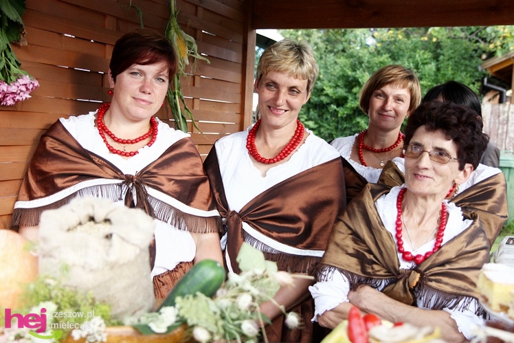 XIII Dożynki Województwa Podkarpackiego: korowód i uroczystosci na Gryfie - cz. II