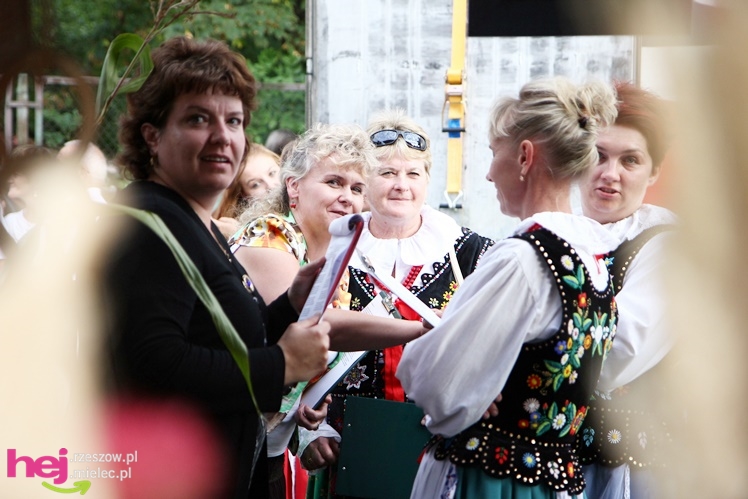 XIII Dożynki Województwa Podkarpackiego: korowód i uroczystosci na Gryfie - cz. II