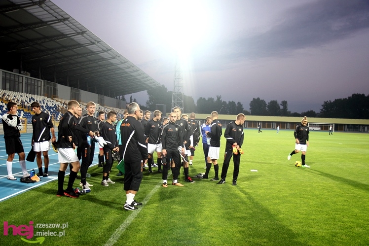 Rozruch piłkarzy na nowym stadionie przy jupiterach