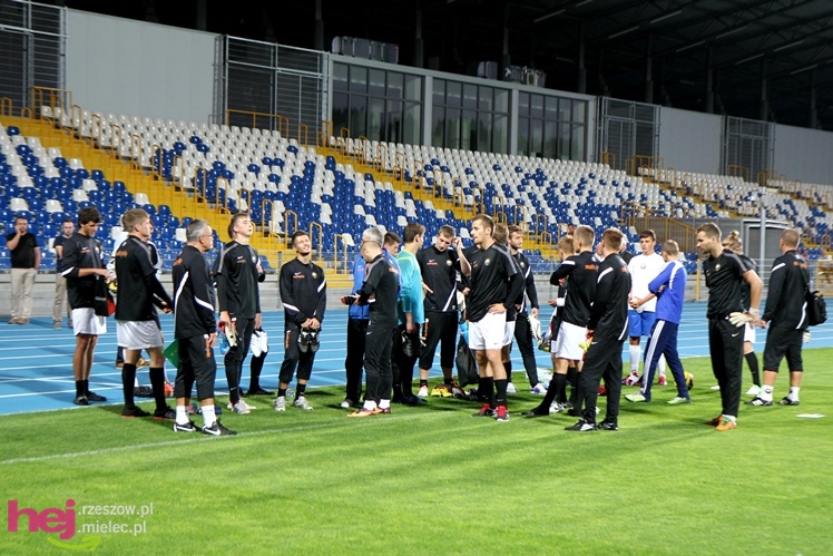 Rozruch piłkarzy na nowym stadionie przy jupiterach
