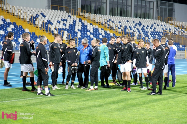 Rozruch piłkarzy na nowym stadionie przy jupiterach
