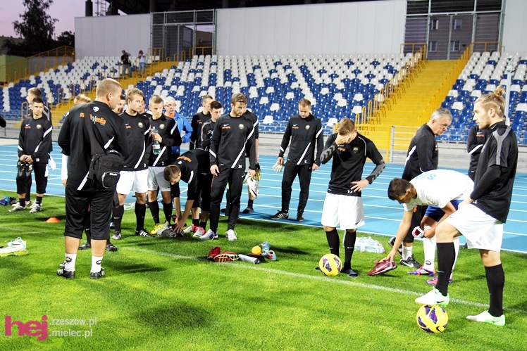 Rozruch piłkarzy na nowym stadionie przy jupiterach