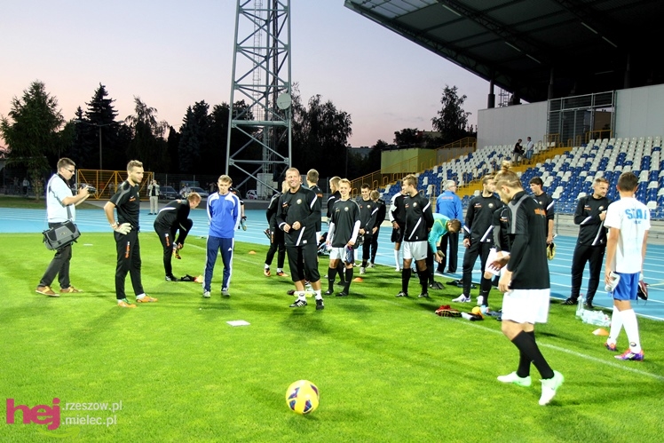 Rozruch piłkarzy na nowym stadionie przy jupiterach