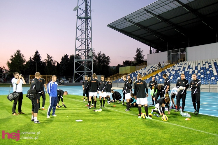 Rozruch piłkarzy na nowym stadionie przy jupiterach
