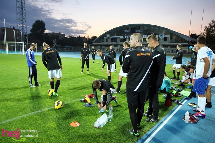 Rozruch piłkarzy na nowym stadionie przy jupiterach