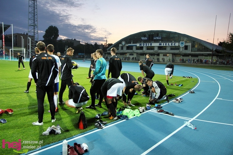 Rozruch piłkarzy na nowym stadionie przy jupiterach