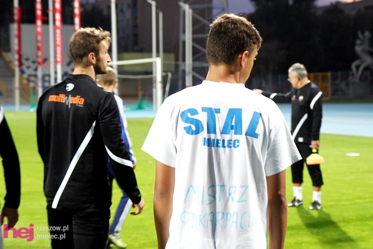 Rozruch piłkarzy na nowym stadionie przy jupiterach