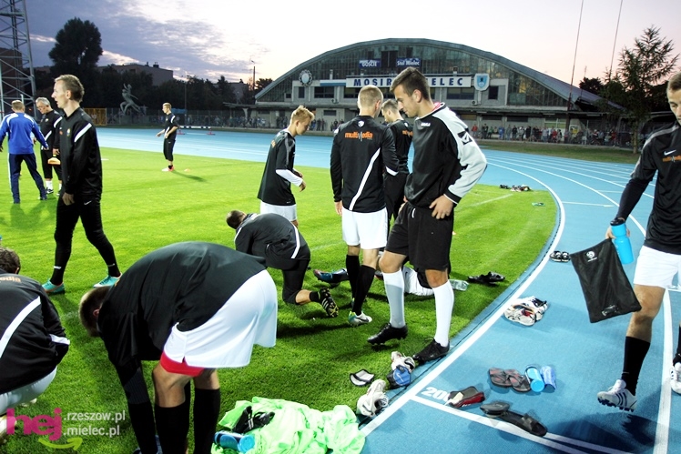 Rozruch piłkarzy na nowym stadionie przy jupiterach
