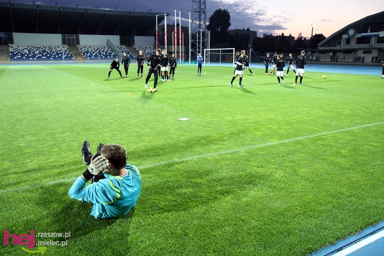 Rozruch piłkarzy na nowym stadionie przy jupiterach