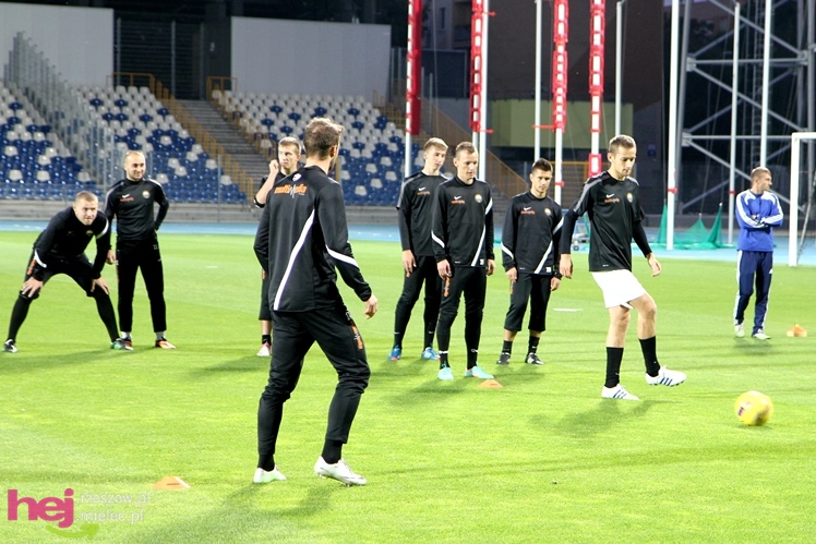 Rozruch piłkarzy na nowym stadionie przy jupiterach