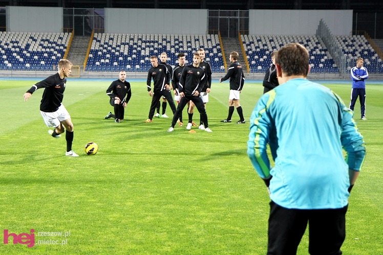 Rozruch piłkarzy na nowym stadionie przy jupiterach