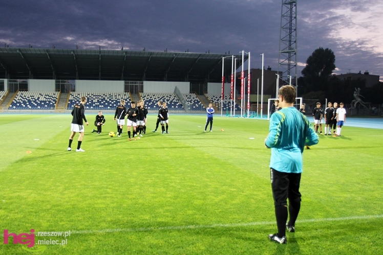 Rozruch piłkarzy na nowym stadionie przy jupiterach