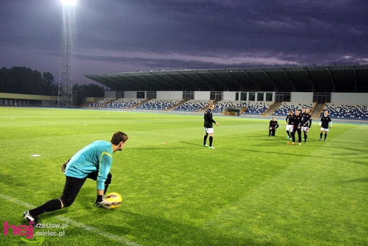 Rozruch piłkarzy na nowym stadionie przy jupiterach