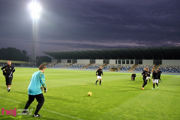 Rozruch piłkarzy na nowym stadionie przy jupiterach