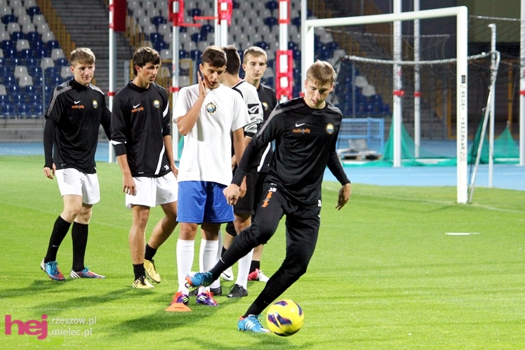 Rozruch piłkarzy na nowym stadionie przy jupiterach