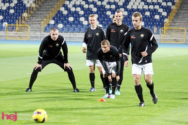 Rozruch piłkarzy na nowym stadionie przy jupiterach