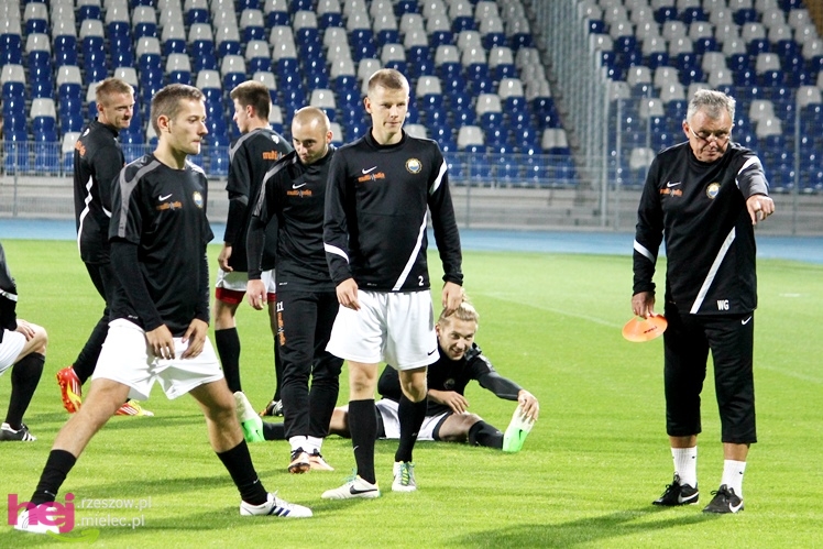 Rozruch piłkarzy na nowym stadionie przy jupiterach