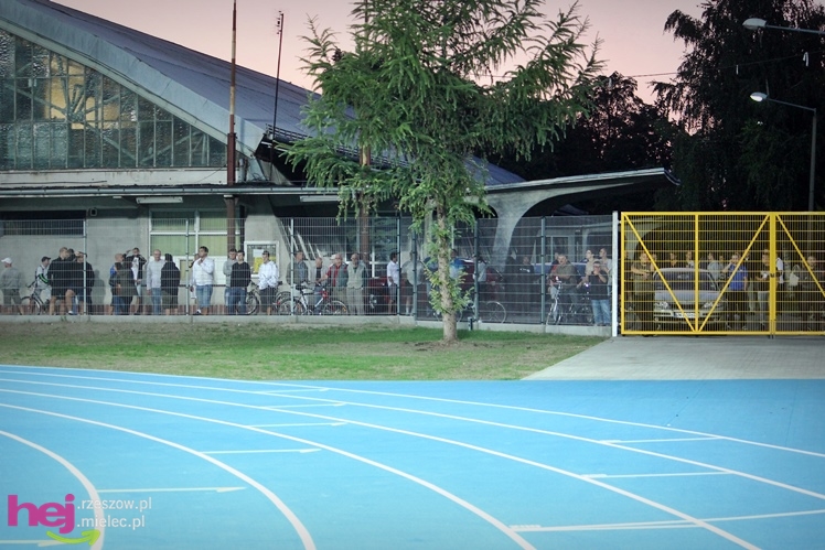 Rozruch piłkarzy na nowym stadionie przy jupiterach