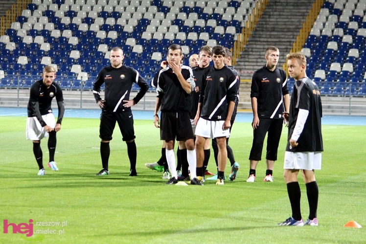 Rozruch piłkarzy na nowym stadionie przy jupiterach