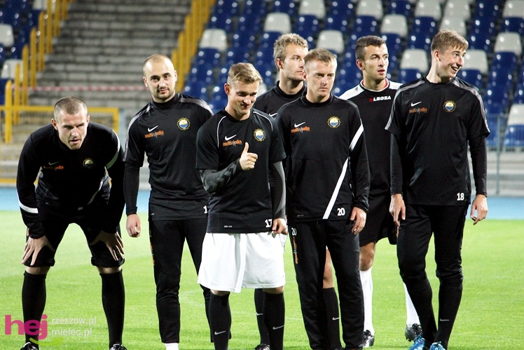 Rozruch piłkarzy na nowym stadionie przy jupiterach