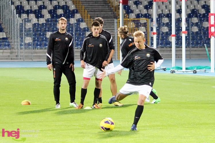 Rozruch piłkarzy na nowym stadionie przy jupiterach